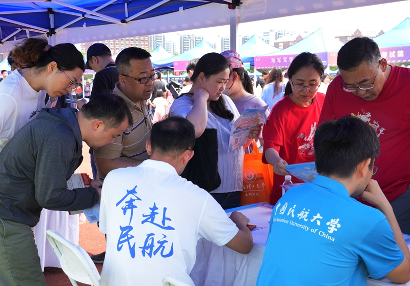 6月16日，上海举行高校招生志愿填报现场咨询会