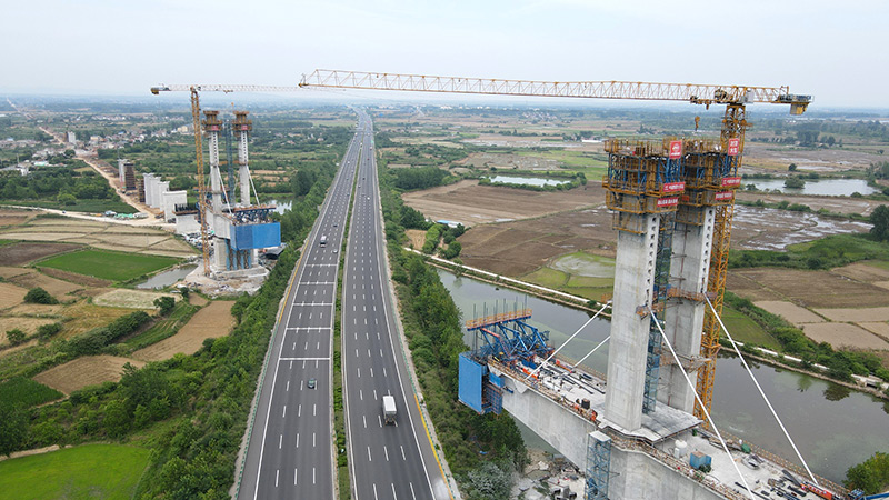 新建沪宁合高铁跨沪陕高速特大桥主桥塔柱封顶