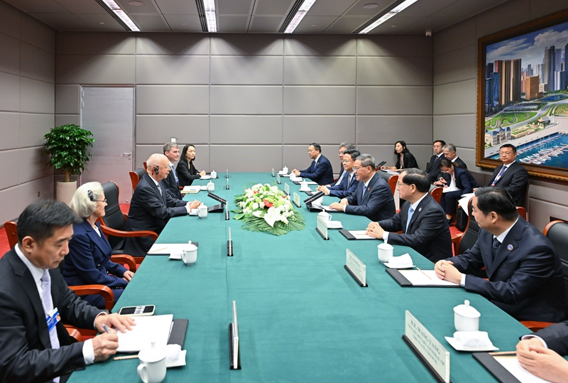 国务院总理李强6月25日上午在大连会见世界经济论坛主席施瓦布