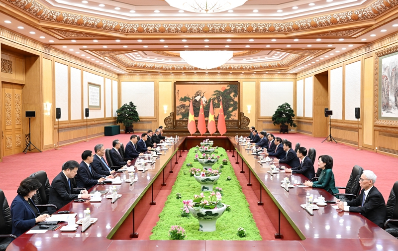 6月26日下午，国家主席习近平在北京人民大会堂会见来华出席夏季达沃斯论坛的越南总理范明政