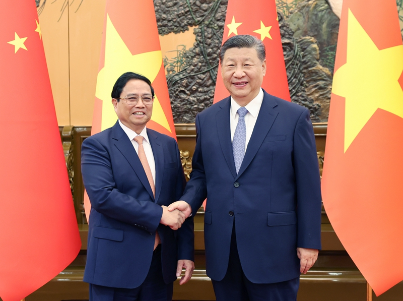 6月26日下午，国家主席习近平在北京人民大会堂会见来华出席夏季达沃斯论坛的越南总理范明政