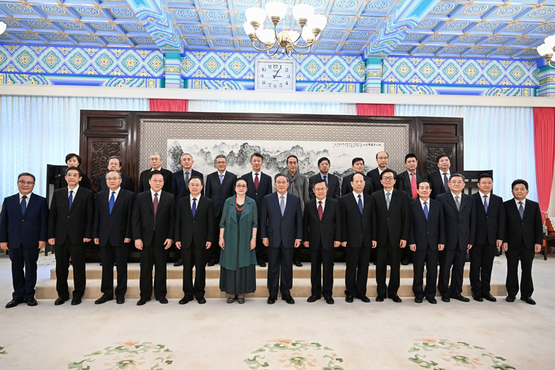 李强向新聘任国务院参事、中央文史研究馆馆员颁发聘书并强调：更好发挥参事和馆员的独特作用 为党和国家事业发展多作贡献