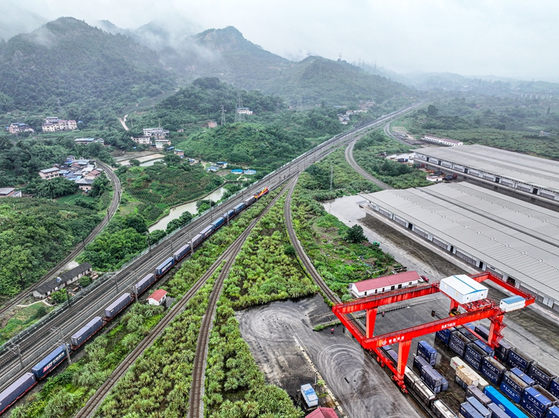 西部陆海新通道中老泰马跨境铁路班列双向首发