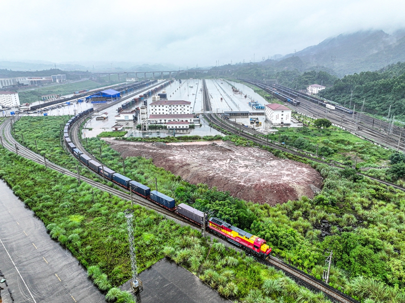 西部陆海新通道中老泰马跨境铁路班列双向首发