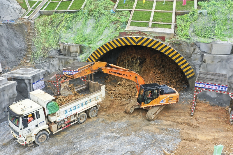 黄百铁路广西段隧道工程建设加速推进
