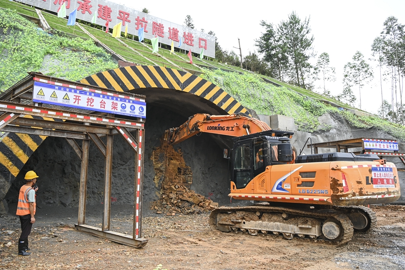 黄百铁路广西段隧道工程建设加速推进