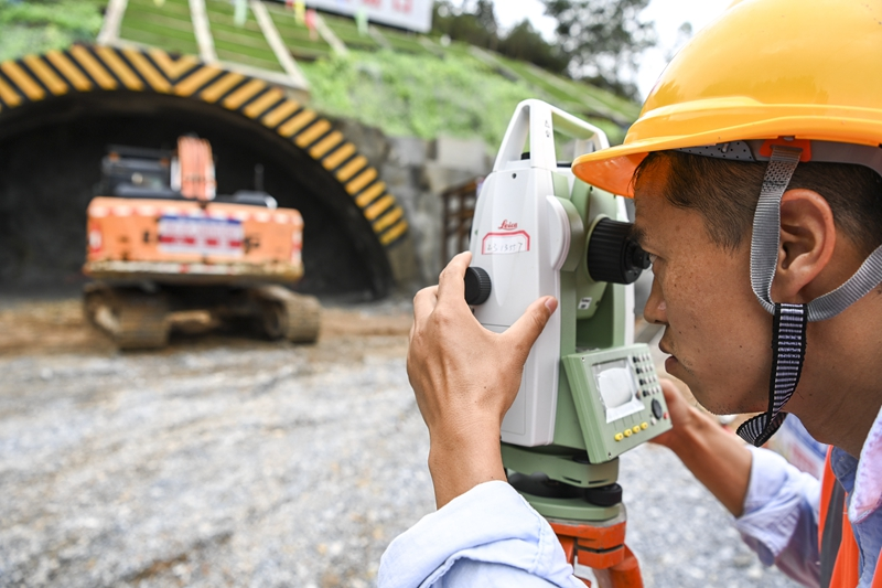 黄百铁路广西段隧道工程建设加速推进