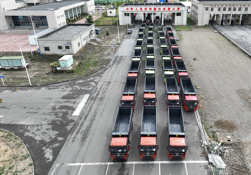 中哈边境巴克图口岸出入境交通运输工具突破3万辆次