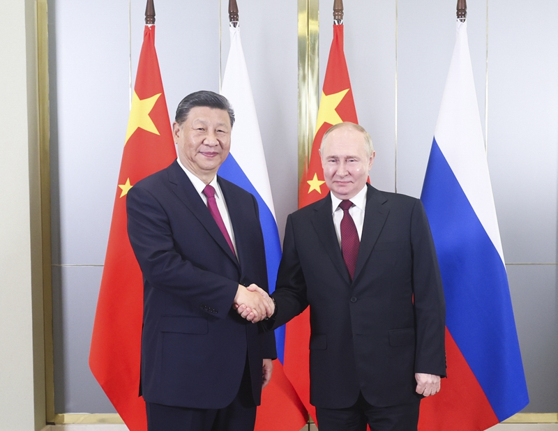 当地时间7月3日晚，国家主席习近平在阿斯塔纳出席上海合作组织峰会前会见俄罗斯总统普京