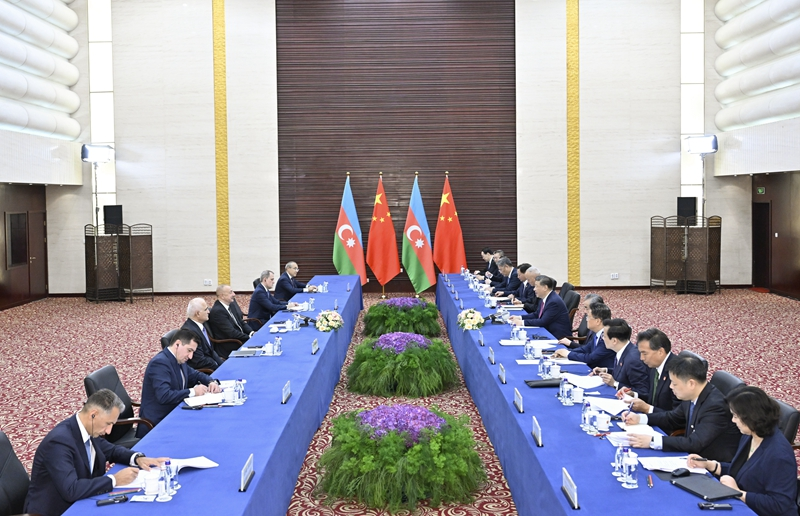 当地时间7月3日下午，国家主席习近平在阿斯塔纳出席上海合作组织峰会前会见阿塞拜疆总统阿利耶夫