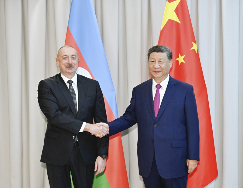 当地时间7月3日下午，国家主席习近平在阿斯塔纳出席上海合作组织峰会前会见阿塞拜疆总统阿利耶夫