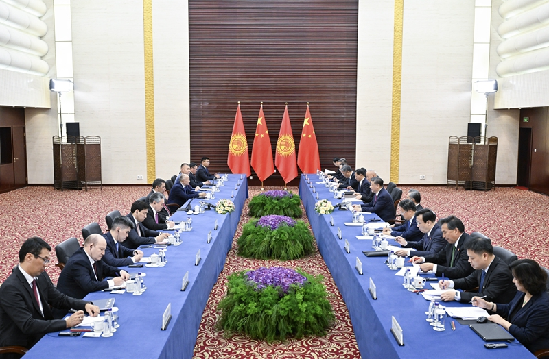 当地时间7月3日下午，国家主席习近平在阿斯塔纳出席上海合作组织峰会前会见吉尔吉斯斯坦总统扎帕罗夫