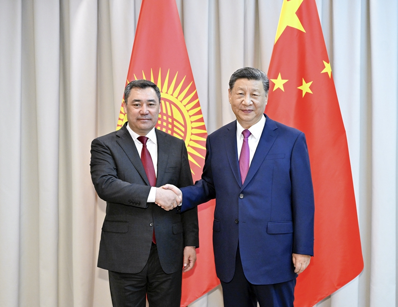 当地时间7月3日下午，国家主席习近平在阿斯塔纳出席上海合作组织峰会前会见吉尔吉斯斯坦总统扎帕罗夫