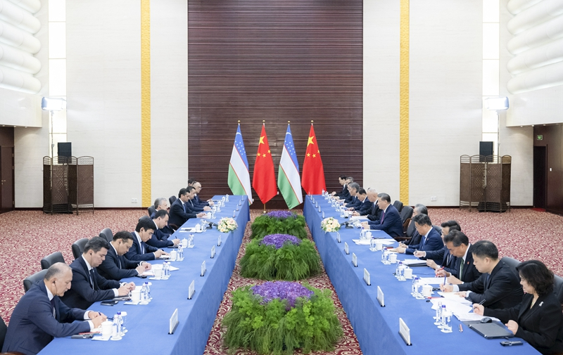 当地时间7月3日下午，国家主席习近平在阿斯塔纳出席上海合作组织峰会前会见乌兹别克斯坦总统米尔济约耶夫