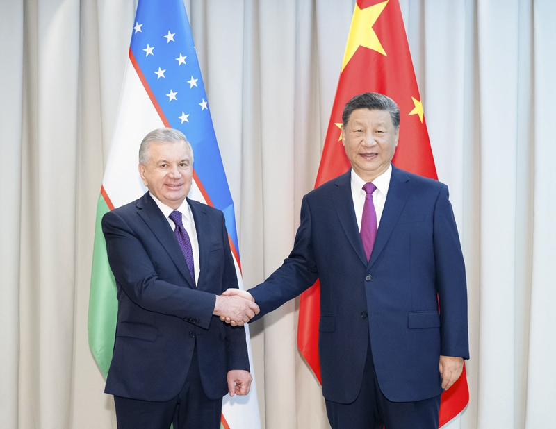 当地时间7月3日下午，国家主席习近平在阿斯塔纳出席上海合作组织峰会前会见乌兹别克斯坦总统米尔济约耶夫
