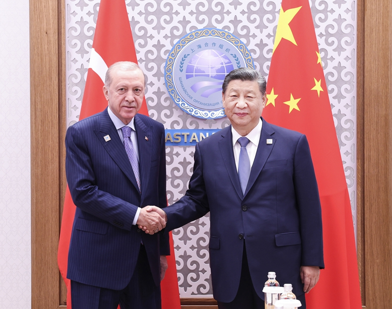 当地时间7月4日下午，国家主席习近平在阿斯塔纳出席上海合作组织峰会期间会见土耳其总统埃尔多安