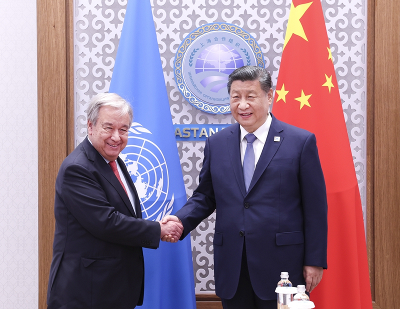 当地时间7月4日下午，国家主席习近平在阿斯塔纳出席上海合作组织峰会期间会见联合国秘书长古特雷斯