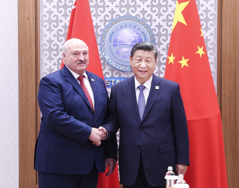 当地时间7月4日下午，国家主席习近平在阿斯塔纳出席上海合作组织峰会期间会见白俄罗斯总统卢卡申科