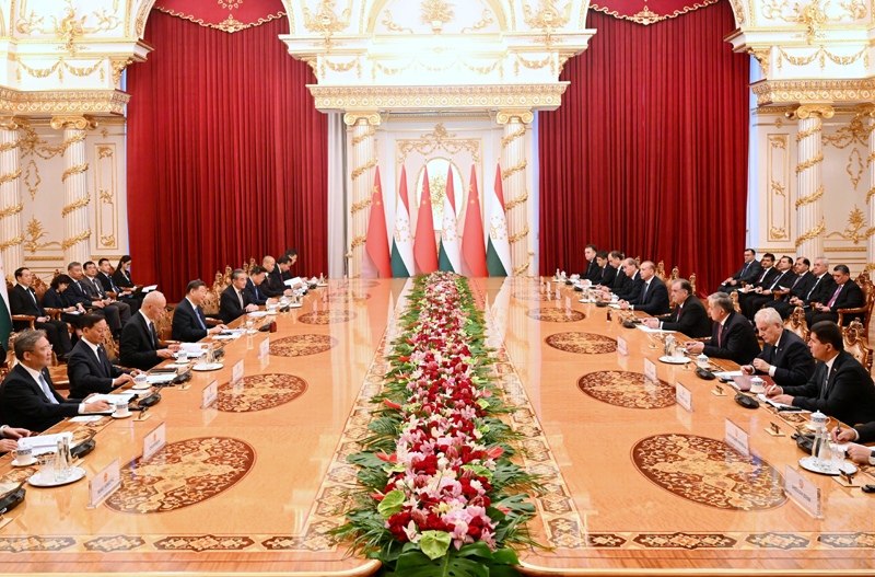 习近平同塔吉克斯坦总统拉赫蒙举行会谈