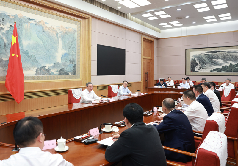 中共中央政治局常委、国务院总理李强7月9日下午主持召开经济形势专家和企业家座谈会，听取对当前经济形势和下一步经济工作的意见建议