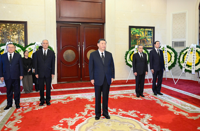 习近平吊唁越共中央总书记阮富仲逝世