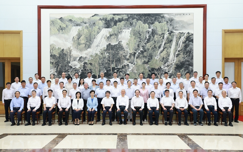 受习近平总书记委托，中共中央政治局常委、中央书记处书记蔡奇3日在北戴河看望暑期休假专家，代表党中央、国务院向全国各条战线、各个领域的广大专家人才致以诚挚问候