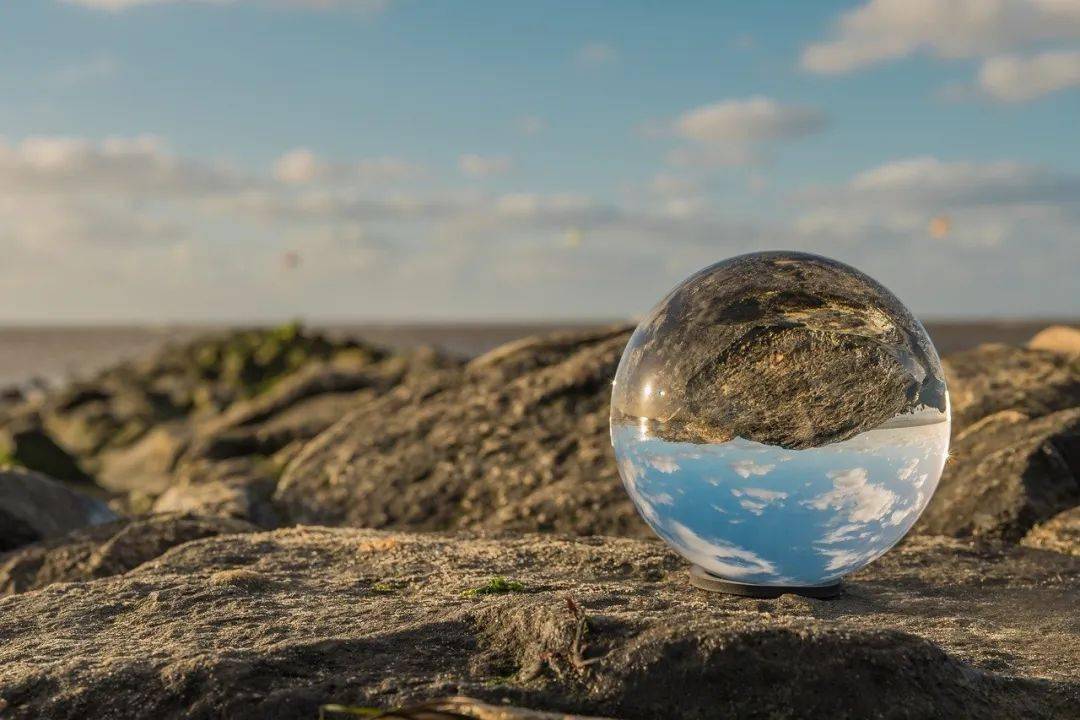 热爱是生活强有力的助推器，它会赋予你能量，促使你不断探寻生命的更多可能。心有热爱，眼中自有光芒。找到你所热爱的事，并为之全力以赴，我们就更能活成自己喜欢的样子。新的一天，早安！