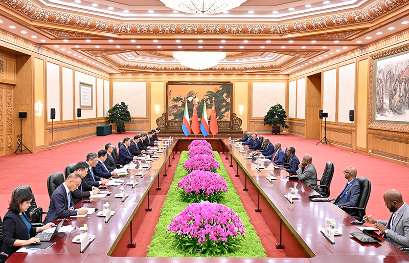 9月2日上午，国家主席习近平在北京人民大会堂会见来华出席中非合作论坛北京峰会的科摩罗总统阿扎利