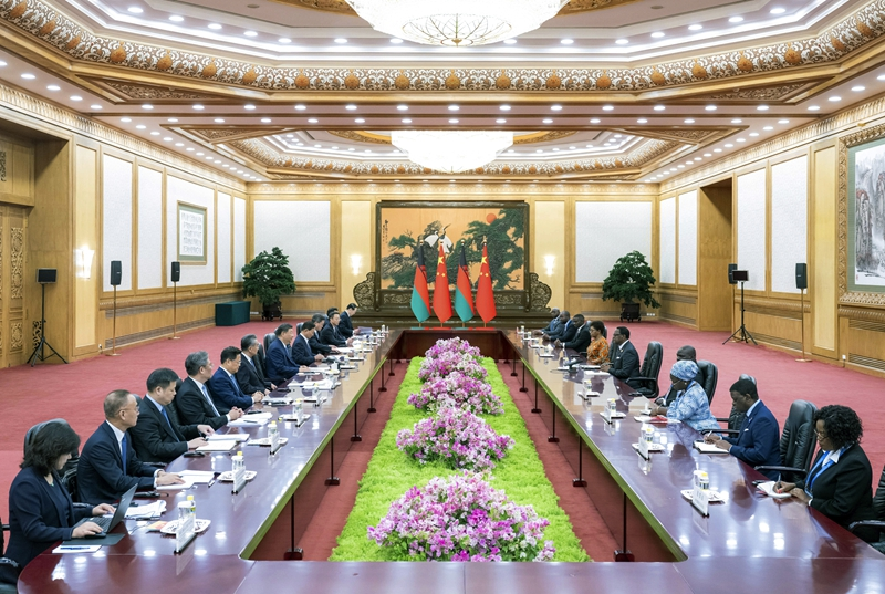 国家主席习近平在北京人民大会堂会见来华出席中非合作论坛北京峰会的马拉维总统查克维拉