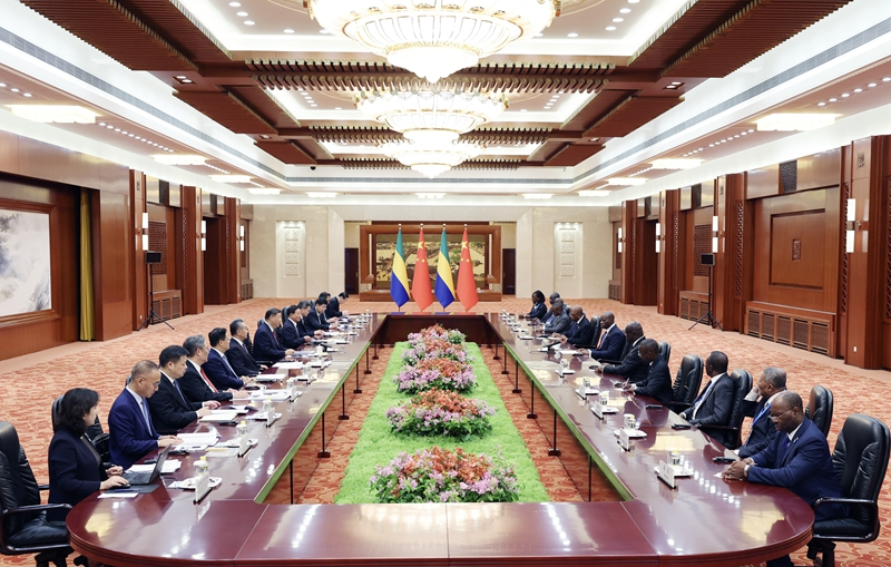 习近平会见加蓬总统恩圭马