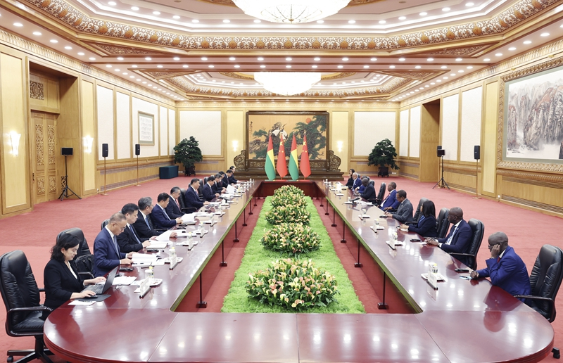 习近平会见几内亚比绍总统恩巴洛