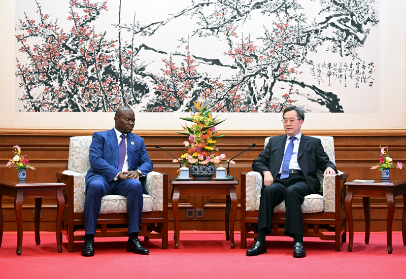 丁薛祥分别会见加蓬总统恩圭马、摩洛哥首相阿赫努什