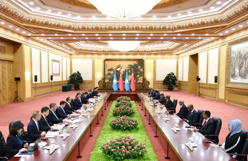 9月6日上午，国家主席习近平在北京人民大会堂会见来华出席中非合作论坛北京峰会的索马里总统马哈茂德