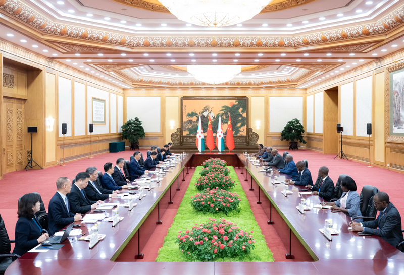 9月6日上午，国家主席习近平在北京人民大会堂会见来华出席中非合作论坛北京峰会的布隆迪总统恩达伊施米耶