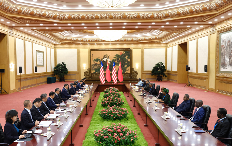习近平会见利比里亚总统博阿凯